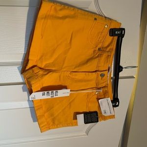 Celebrity pink 60%cotton 38%Rayan 2%Expandex.